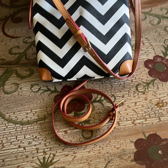 DOONEY & BOURKE Beautiful black white chevron purse!! - Picture 12 of 16